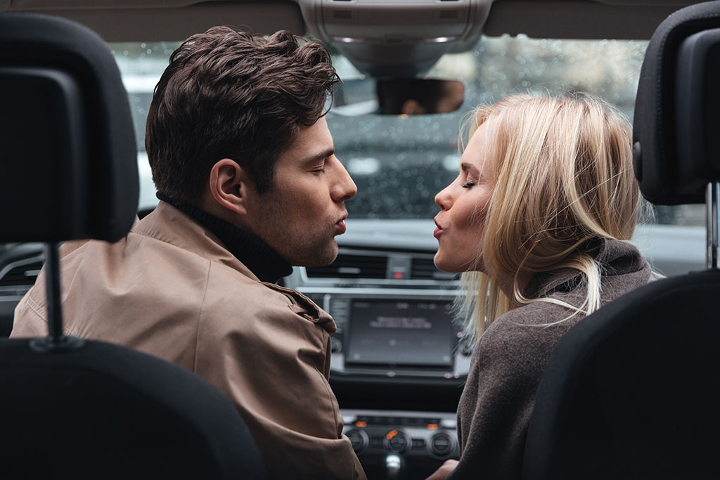 ห้ามคู่รักจูบกันในรถยนต์